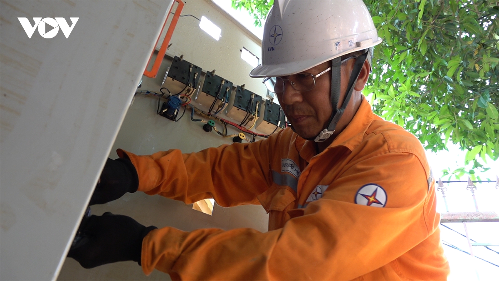 Chạy đua với thời gian khôi phục hệ thống điện ở Thái Nguyên sau lũ lụt